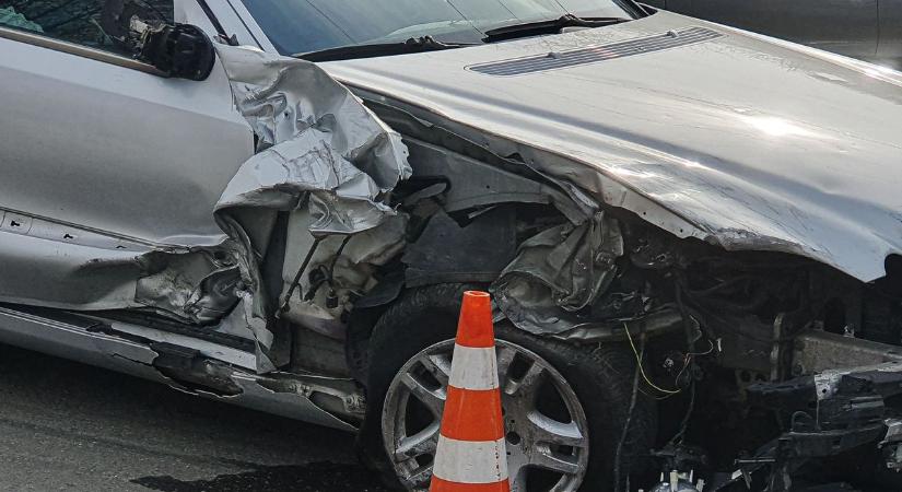 Két autó karambolozott Jászladányban, tűzoltók vonultak a helyszínre