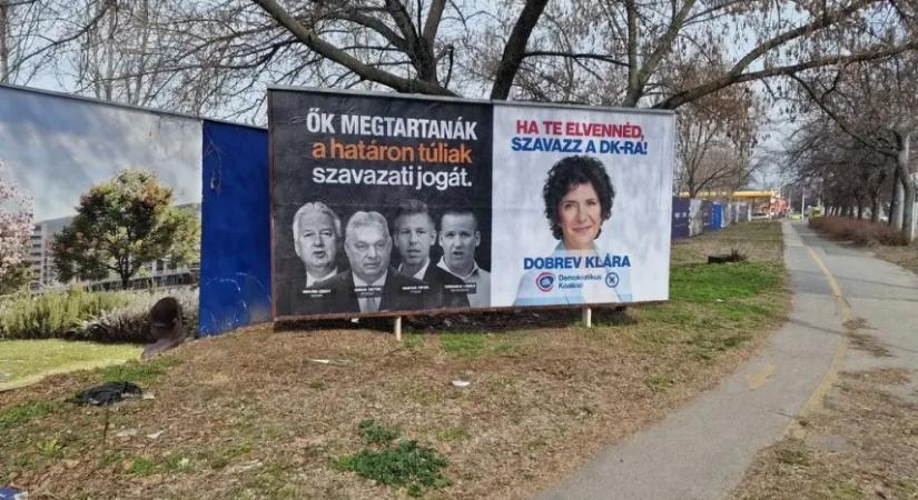 A DK közel ezer új plakáttal folytatja a határon túliak szavazati jogáról szóló óriásplakát-kampányát