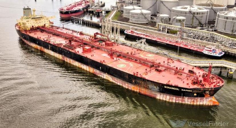 Irán ünnepel: szétlőttek egy óriási tankhajót a tengeren, ömlik az olaj a vízbe – azonnal riasztást adtak ki