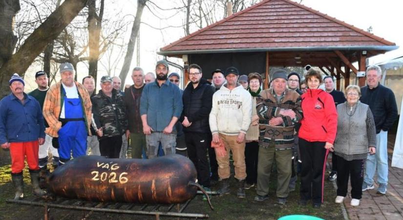 Ilyen egy hagyományőrző, falusi disznóvágás, megmutatták a vágiak, sok pálinkával - fotók