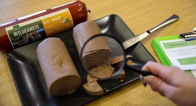 Ne legyen bizonytalan a kutya vacsorája: tesztelték a kutyaszalámikat