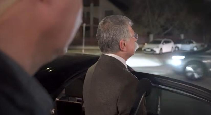 Kövér László háttal állva, evés közben válaszlt a Telexnek