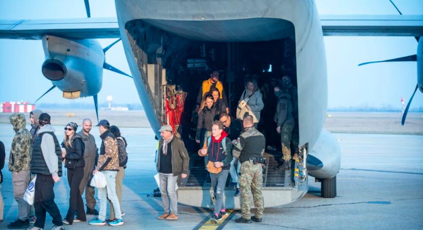 A kormány felpörgeti a mentesítő járatok forgalmát a Közel-Keleten