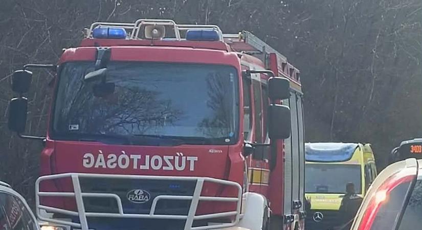 Árokba borult egy autó Eger és Szarvaskő között - fotókkal