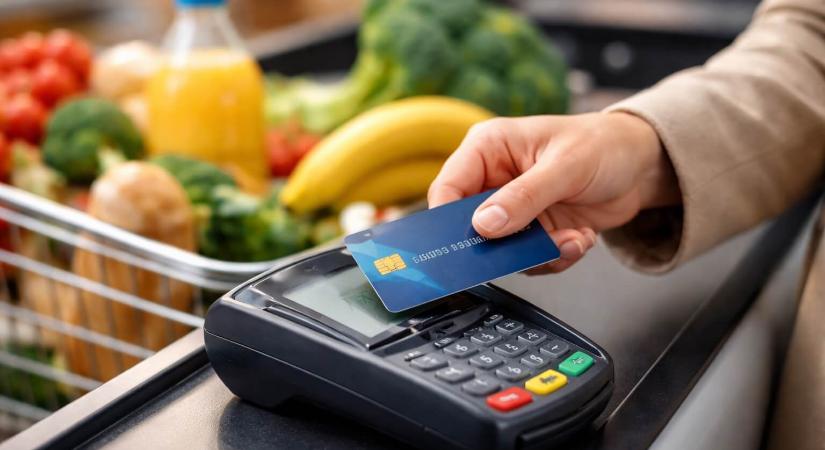 Hitelkártyával fizetsz a boltban? Így spórolhatsz ezreket – de van egy rejtett csapda, amire kevesen figyelnek