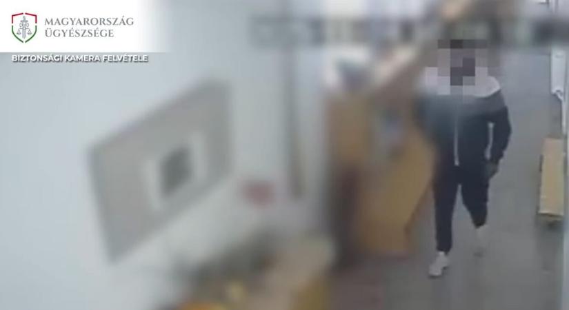 Gyerekéért ment az óvodába, de egy telefont is elhozott egy huszonéves apuka – videó