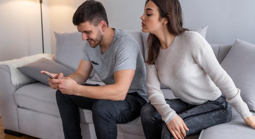 Amikor sérül a bizalom: Kell-e tudni egymás jelszavát?