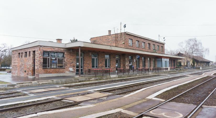 Elrajtoltak a munkák, így nyeri vissza tekintélyét a gyulai vasútállomás