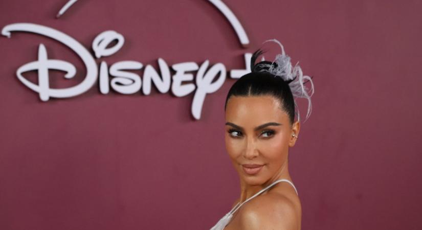 Alig van benne bútor – mégis ezért beszél most mindenki Kim Kardashian nappalijáról