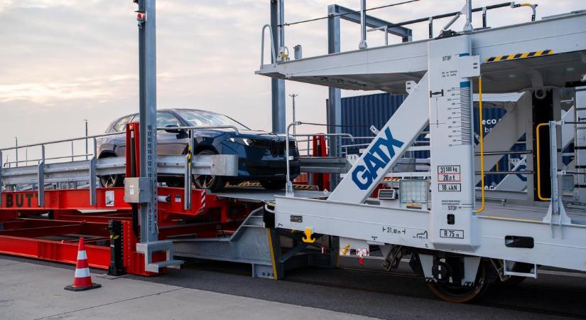 Elindultak az első, készautókat szállító szerelvények, 110 kocsi vasúti kocsi állt szolgálatba Debrecenben