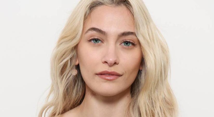 Michael Jackson lánya melltartót se vett merészen kivágott felsője alá: a szerencsén múlt, hogy nem villantott