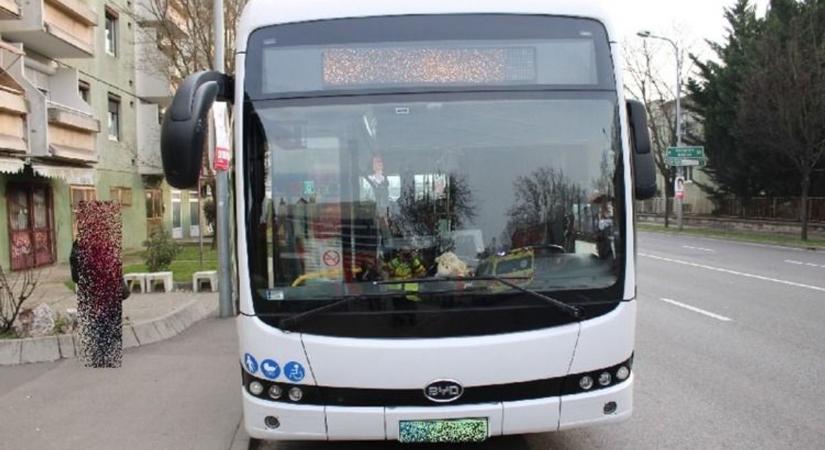 Befékezett a busz elé, majd kiesett a babakocsiból egy gyerek és megsérült - keresik a bűnös sofőrt