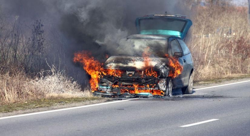 Ez meleg volt: szabadnapos tűzoltó fékezte meg a kigyulladt autó lángjait Pécsen