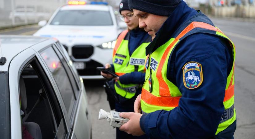 Alig kanyarodott ki a parkolóból, már lekapcsolták a debreceni rendőrök