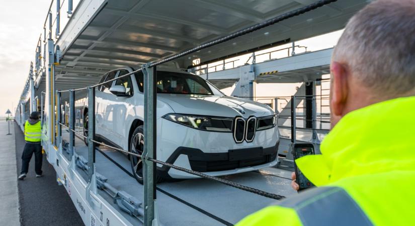 Újabb mérföldkő: elindultak az első, kész BMW-ket szállító vasúti szerelvények Debrecenből! - fotókkal!