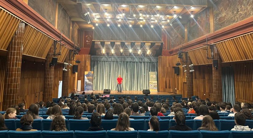 Szinte megtelt a művelődési ház – drogprevenciós program Dorogon