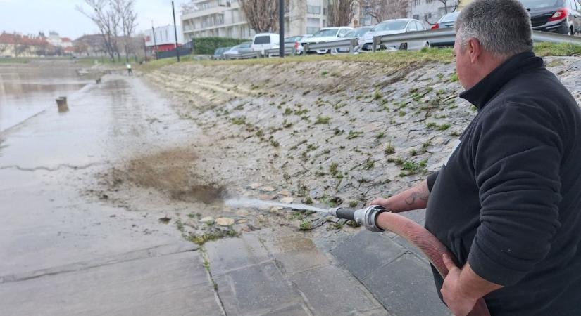 Nemsokára sétálhatunk a Duna-parton - Már takarítja a parti sétálóutakat a Győr-Szol