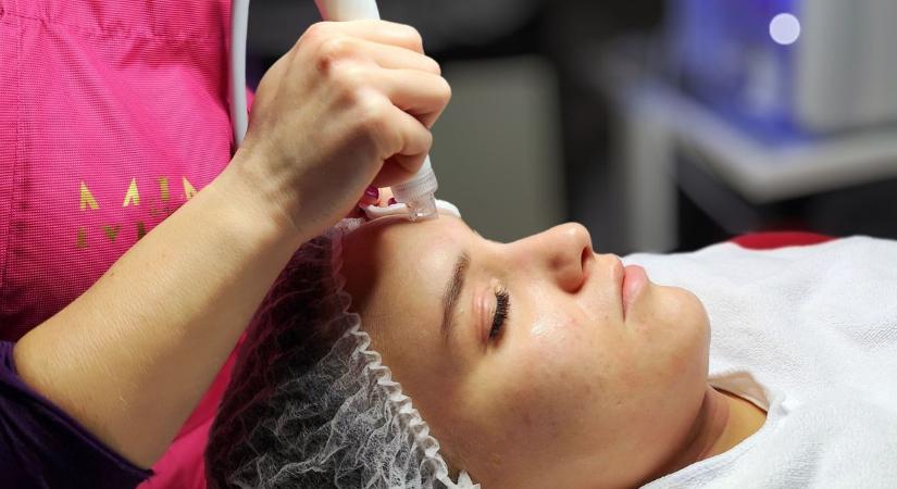 Nem csak a strandon támad: az UV-sugárzás az irodában is öregíti a bőrt