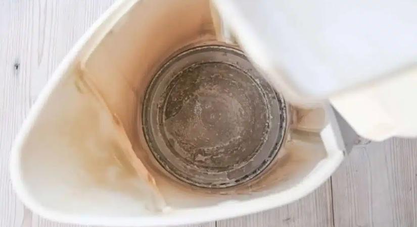 Öntsd ezt a keveréket a vízforralóba, és kapcsold be. A vízkő sírva fog menekülni