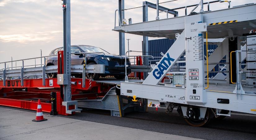 Vasúton indulnak világhódító útjukra a debreceni BMW-k
