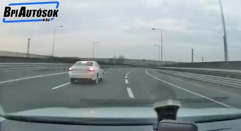 Videón a büntetőfékezés az M6-oson, bunkó szabadult az autópályára