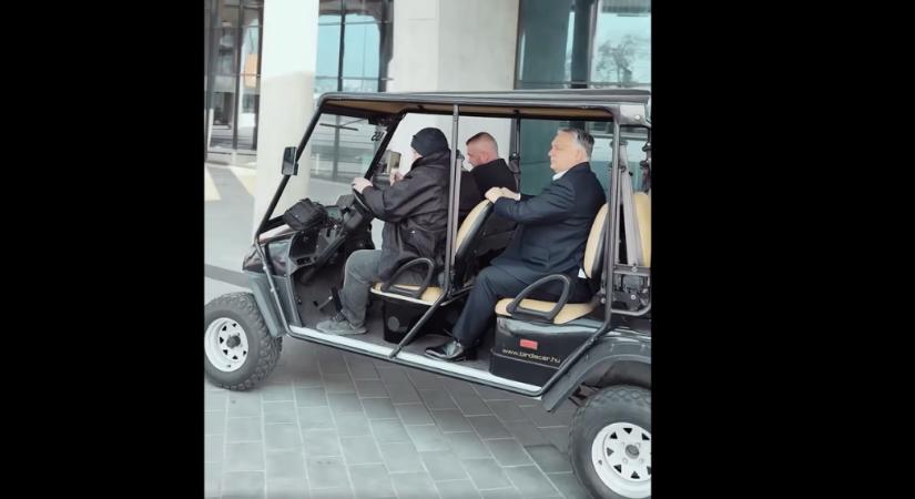 A kerítés is rendben van – háborús félelmei és terroraggodalmai után könnyed kocsikázással ütötte el az időt a miniszterelnök