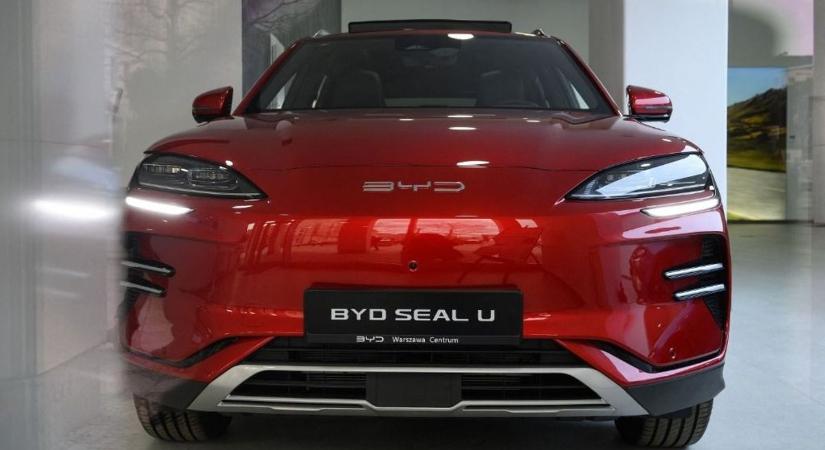 Bezuhant a briteknél a Teslák értékesítése, a BYD viszont csaknem duplázott