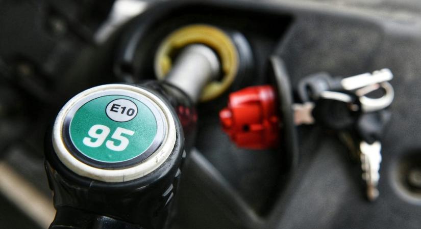 Drasztikusan drágul a tankolás: pénteken újabb emelés jön