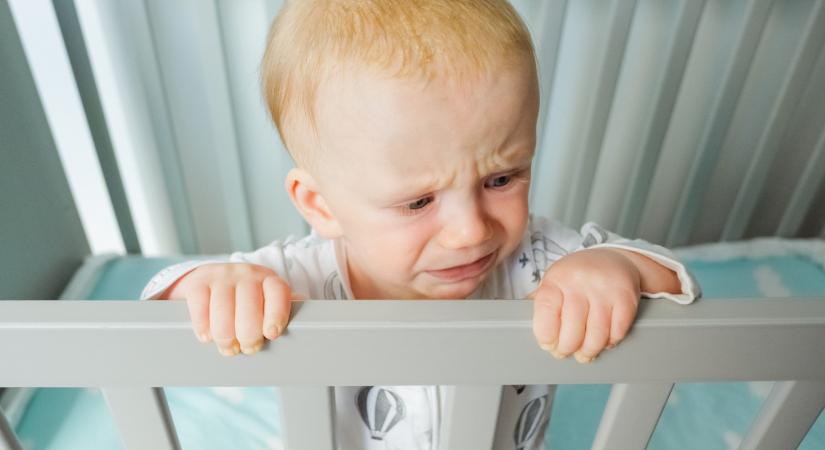 Ezt érzi a baba, ha az anyukája figyelme a telefonra tapad (VIDEÓ)