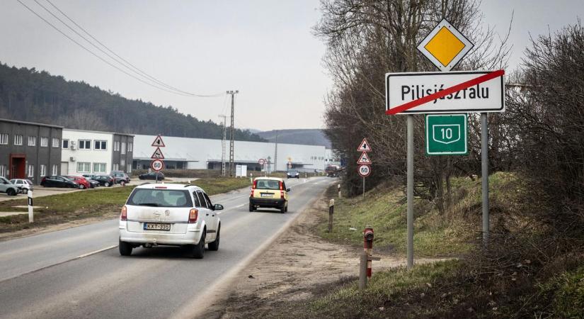 Harmadjára is rendőrt hívott a polgármester a pilisjászfaluiakra, akik a képviselő-testületi ülésen követeltek válaszokat az akkuhulladékos cég miatt