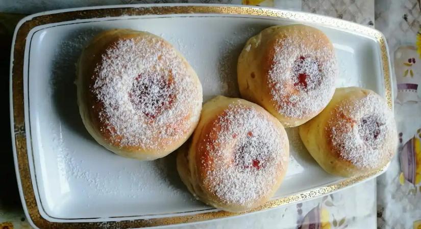 Tepsiben sütött fánk: könnyebb elkészíteni, kevésbé olajos, és ugyanolyan finom