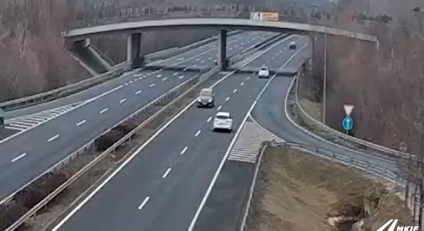 Mi a bánatot művelt ez az eszement sofőr az M7-esen? Elképesztően veszélyes jelenet a zalai megyehatárhoz közel (videó)