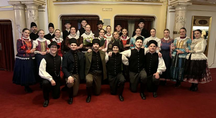 Ismét emlékplakettet kapott a debreceni táncegyüttes