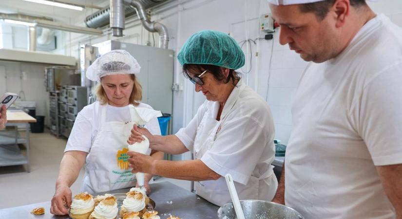 Tanárok az iskolapadban: 60 év felett vágtak bele egy új szakmába – galériával, videóval