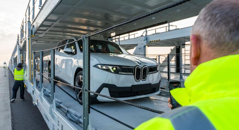 Debreceni BMW: elindult az európai kikötők felé az első készautó-szállítmány, több ezer kamiont váltanak ki a PSP Rail szerelvényei