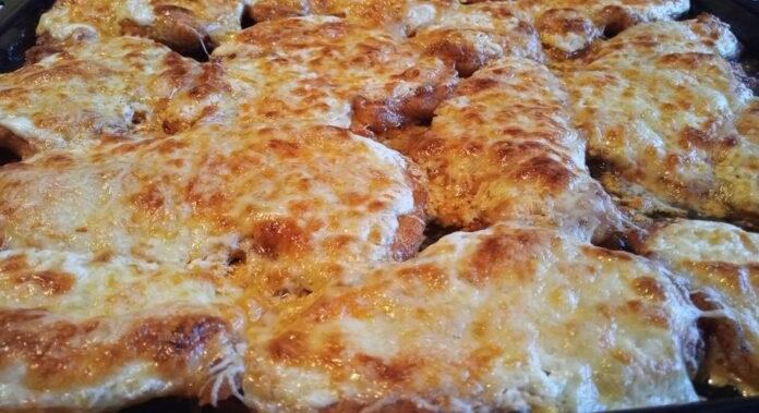 Paprikás lisztbe forgatva még finomabb: így készül ez a szaftos csirkemell