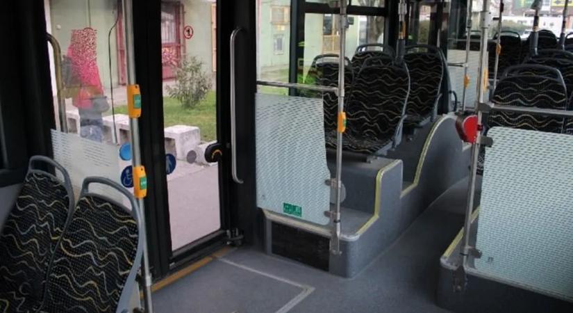 Ennek is elgurult a gyógyszere: bevágott a busz elé, megsérült egy kisgyerek Győrben