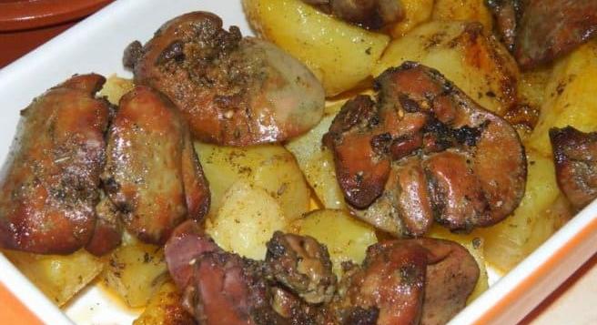 Sütőben sült fokhagymás máj burgonyával: olcsó és finom