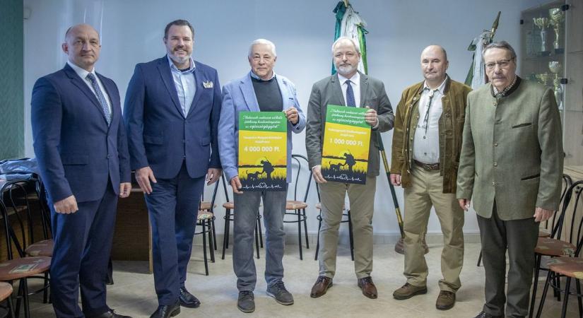 Ötmillió forinttal segítik a vármegyei egészségügyet a veszprémi vadászok (galéria)