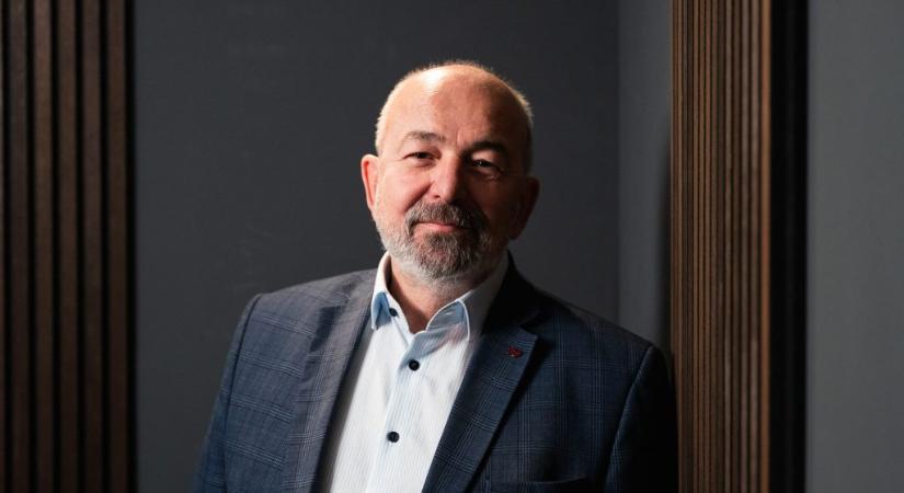 Adócsökkentés vagy benzinárstop? – Holoda Attilát kérdeztük a különbségről