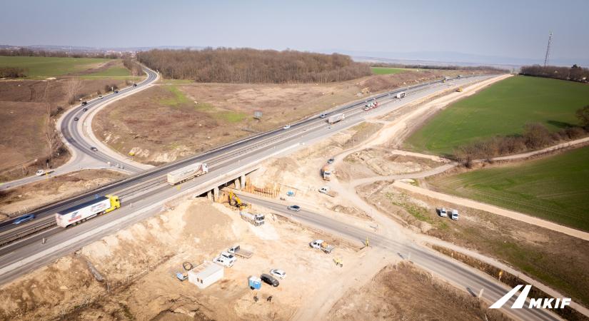 Szélesedő töltések jelzik az M1 bővítésének előrehaladását