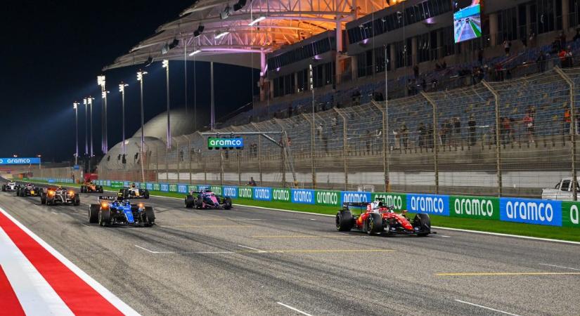 Ne lepődjön meg senki, ha a Forma-1 futamain kéken világít egy lámpa a rajt előtt