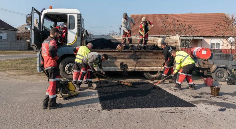 Sorra tűnnek el a kátyúk a hajdú-bihari településen – fotókkal