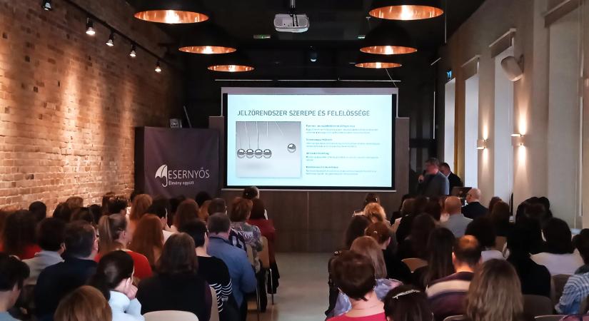Jelzőrendszeri szakmai napot tartottak az Esernyősben