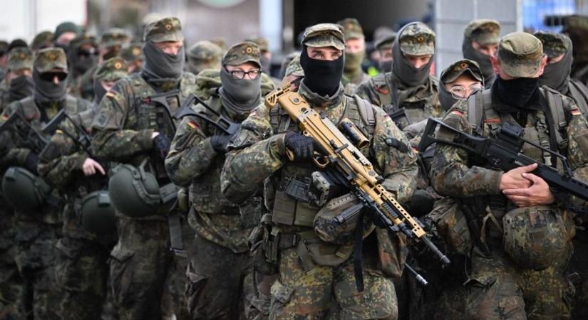 „Nem halunk meg azért, hogy Rheinmetallnak profitja legyen” – baloldali német fiatalok tüntettek a sorkatonaság ellen