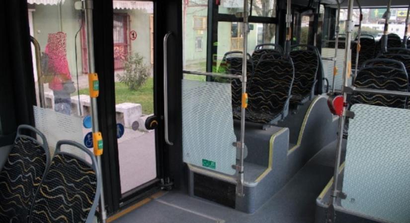 Egy autós manővere miatt sérült meg egy csecsemő a győri buszon – keresik a sofőrt