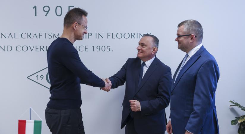 Graboplast: közel tízmilliárdos beruházást jelentett be Szijjártó Péter