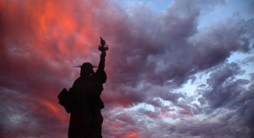 Simon Johnson: Trump biztos receptet használ Amerika meggyengítéséhez