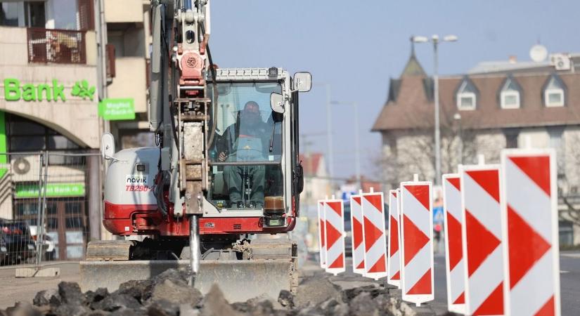 Autósok, figyelem! Hosszú hónapokra munkaterületté válik egy forgalmas karcagi útszakasz