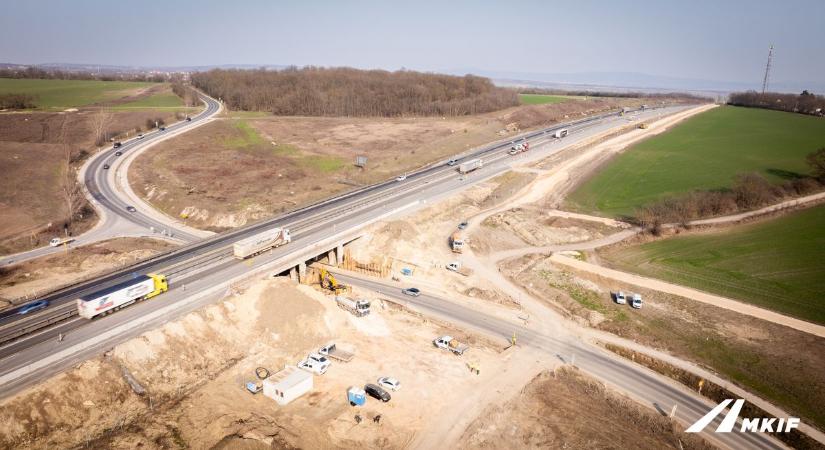 Őszre burkolatot kaphat a szélesített M1-es, így változik meg teljesen a forgalom